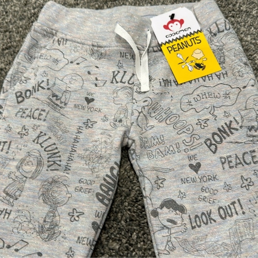 NWT Peanuts Jogger Sparkle Cloud.
Size 3T. So cute with glitter on them.